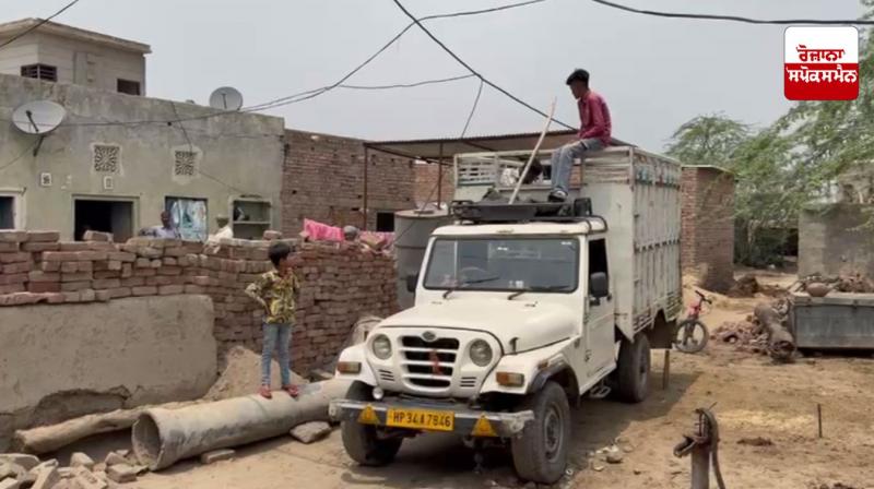 ਜਲਾਲਬਾਦ ਦੇ ਸਰਹੱਦੀ ਪਿੰਡ ਪੱਕਾ ਚਿਸਤੀ ਉਜਾਵਾਲੀ ਤੋਂ ਲੋਕਾਂ ਨੇ ਸੁਰੱਖਿਅਤ ਥਾਵਾਂ ਵੱਲ ਨੂੰ ਪਾਏ ਚਾਲੇ ਜਲਾਲਬਾਦ ਦੇ ਸਰਹੱਦੀ ਪਿੰਡ ਪੱਕਾ ਚਿਸਤੀ ਉਜਾਵਾਲੀ ਤੋਂ ਲੋਕਾਂ ਨੇ ਸੁਰੱਖਿਅਤ ਥਾਵਾਂ ਵੱਲ ਨੂੰ ਪਾਏ ਚਾਲੇ