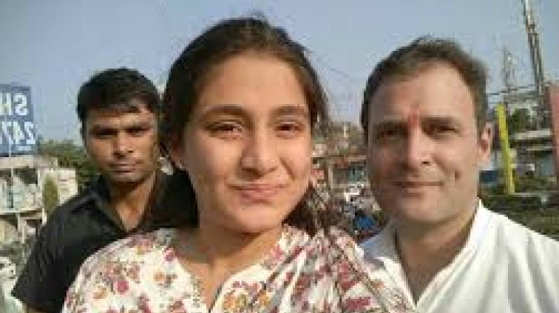 Rahul gandhi stop speech take selfie with girl