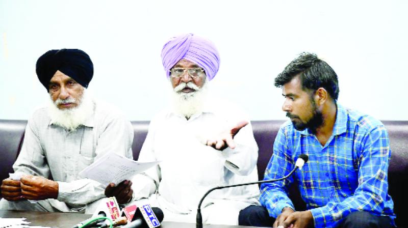 Speaking to the media, the elderly Congress farmer from Moga Speaking to the media, the elderly Congress farmer from Moga