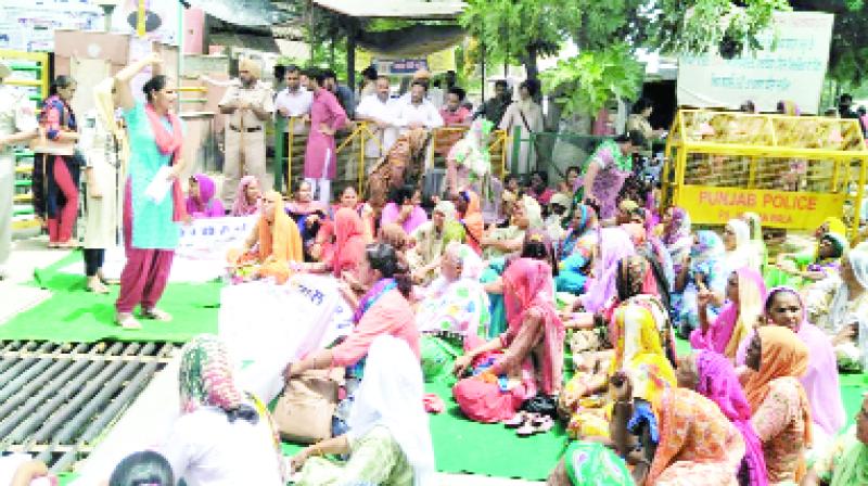 Hardeep Kaur Kotla  addressing Dharna