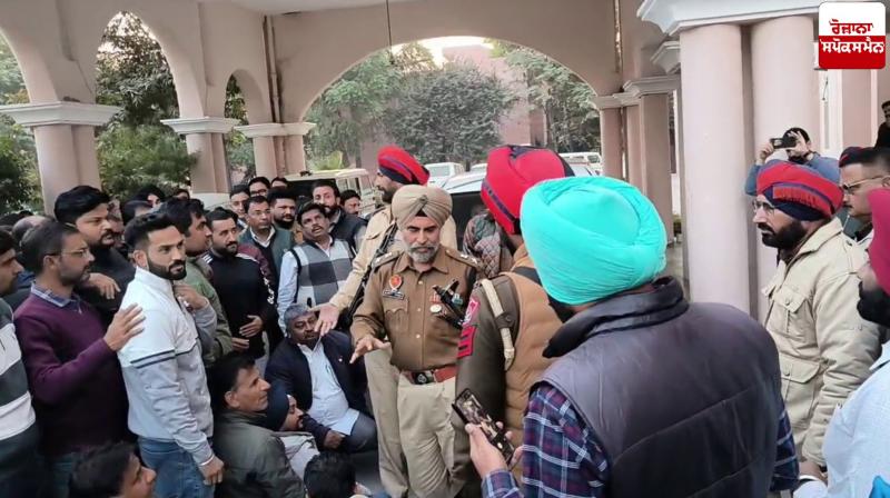 BLOs surround SSP's vehicle in Fazilka