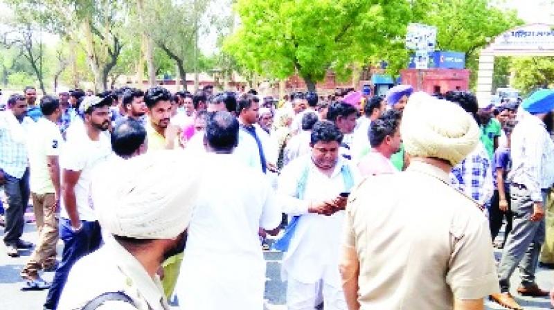 Family members and Cleanliness workers gathered before police line