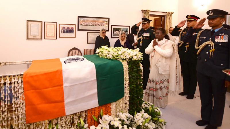 President Draupadi Murmu pays tribute to Dr. Manmohan Singh President Draupadi Murmu pays tribute to Dr. Manmohan Singh