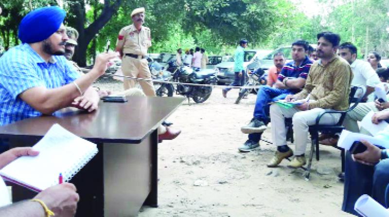 SP Jalla Giving Information to Police Consultant SP Jalla Giving Information to Police Consultant