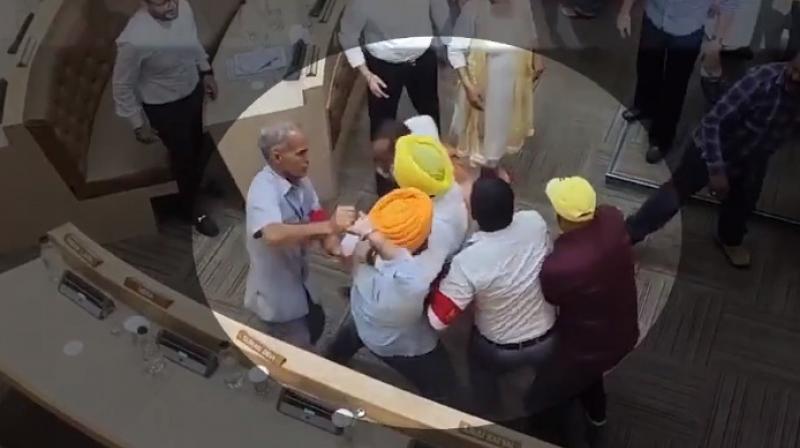 Chaos in Chandigarh Municipal Corporation, 8 councilors of AAP suspended Chaos in Chandigarh Municipal Corporation, 8 councilors of AAP suspended