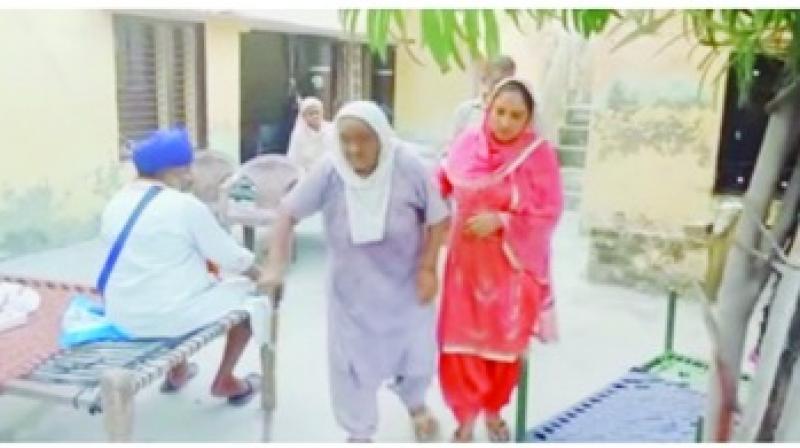 Brothers and sisters meet after 73 years reunited after partition Brothers and sisters meet after 73 years reunited after partition
