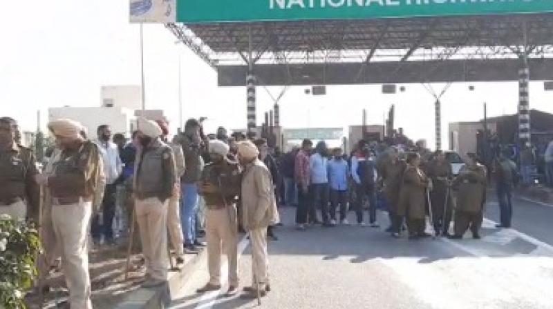 A commotion at the toll plaza in Tanda, a clash between farmers and toll employees A commotion at the toll plaza in Tanda, a clash between farmers and toll employees