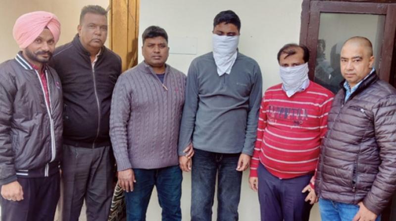 Vigilance caught ETO and Excise Inspector red-handed while taking Rs 5,00,000 bribe to cancel penalty