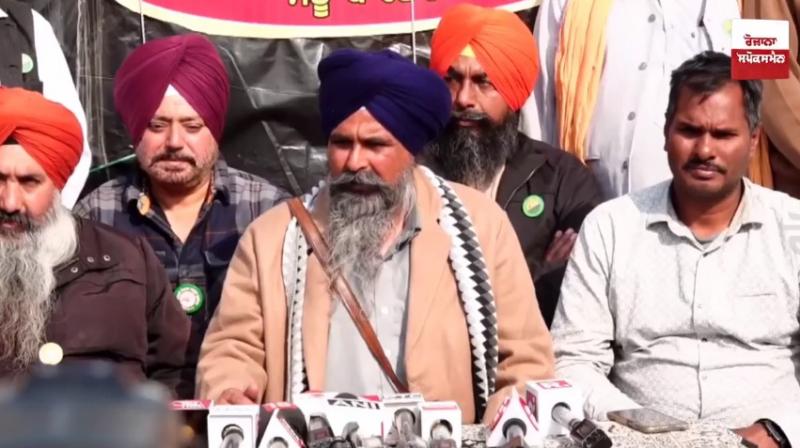 ਸੰਭੂ ਬਾਰਡਰ ਤੋਂ ਕਿਸਾਨਾਂ ਨੂੰ ਦਿੱਲੀ ਜਾਣ ਤੋਂ ਰੋਕਣ ’ਤੇ ਕਿਸਾਨ ਆਗੂ ਸਰਵਣ ਸਿੰਘ ਪੰਧੇਰ ਪੱਤਰਕਾਰਾਂ ਨਾਲ ਗੱਲਬਾਤ ਕਰਦੇ ਹੋਏ ਸੰਭੂ ਬਾਰਡਰ ਤੋਂ ਕਿਸਾਨਾਂ ਨੂੰ ਦਿੱਲੀ ਜਾਣ ਤੋਂ ਰੋਕਣ ’ਤੇ ਕਿਸਾਨ ਆਗੂ ਸਰਵਣ ਸਿੰਘ ਪੰਧੇਰ ਪੱਤਰਕਾਰਾਂ ਨਾਲ ਗੱਲਬਾਤ ਕਰਦੇ ਹੋਏ