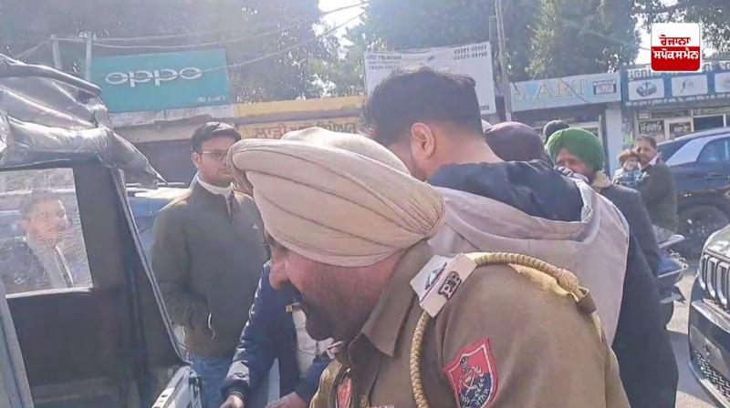 ਪੁਲਿਸ ਮੁਲਾਜ਼ਮ ਨੂੰ ਗ੍ਰਿਫ਼ਤਾਰ ਕਰਦੇ ਹੋਏ ਪੁਲਿਸ ਮੁਲਾਜ਼ਮ ਨੂੰ ਗ੍ਰਿਫ਼ਤਾਰ ਕਰਦੇ ਹੋਏ
