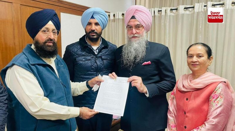 ਪ੍ਰਤਾਪ ਬਾਜਵਾ ਸਪੀਕਰ ਕੁਲਤਾਰ ਸੰਧਵਾਂ ਨੂੰ ਪੱਤਰ ਸੌਂਪਦੇ ਹੋਏ ਪ੍ਰਤਾਪ ਬਾਜਵਾ ਸਪੀਕਰ ਕੁਲਤਾਰ ਸੰਧਵਾਂ ਨੂੰ ਪੱਤਰ ਸੌਂਪਦੇ ਹੋਏ