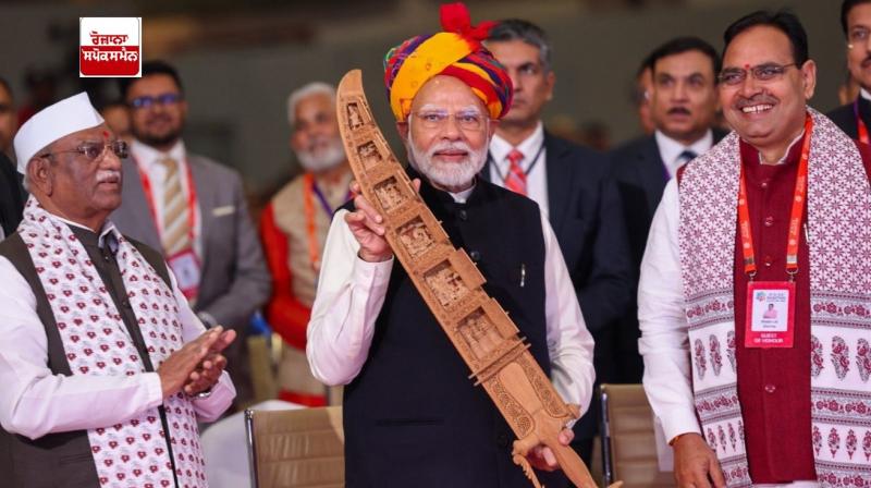 PM ਮੋਦੀ ਨੂੰ CM ਭਜਨਲਾਲ ਨੇ ਚੰਦਨ ਦੀ ਬਣੀ ਤਲਵਾਰ ਭੇਂਟ ਕੀਤੀ PM ਮੋਦੀ ਨੂੰ CM ਭਜਨਲਾਲ ਨੇ ਚੰਦਨ ਦੀ ਬਣੀ ਤਲਵਾਰ ਭੇਂਟ ਕੀਤੀ