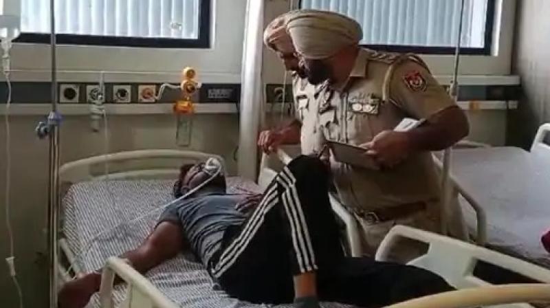 ਪੁਲਿਸ ਮੁਲਾਜ਼ਮ ਪੀੜਤ ਦੇ ਬਿਆਨ ਦਰਜ ਕਰਦੇ ਹੋਏ ਪੁਲਿਸ ਮੁਲਾਜ਼ਮ ਪੀੜਤ ਦੇ ਬਿਆਨ ਦਰਜ ਕਰਦੇ ਹੋਏ