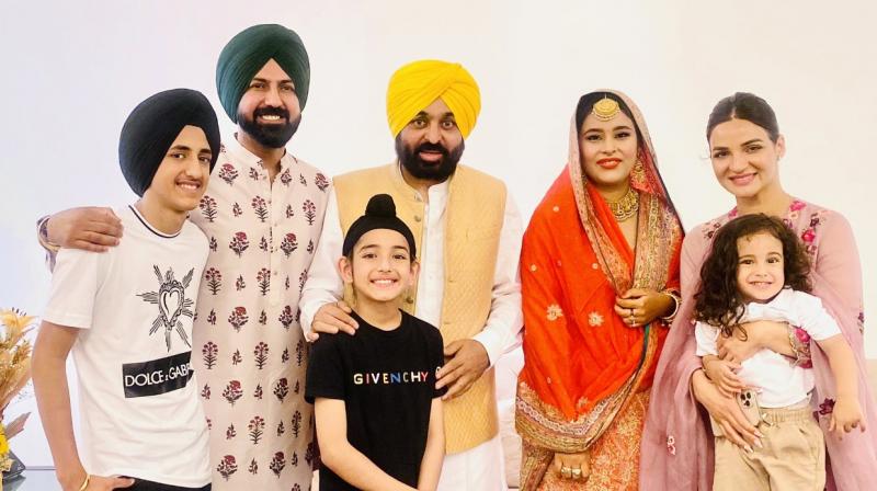  Gippy Grewal and family meet Chief Minister Bhagwant Mann and Dr. Gurpreet Kaur