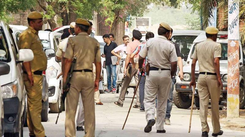 Delhi Police personnel landed on the streets against lawyers Delhi Police personnel landed on the streets against lawyers