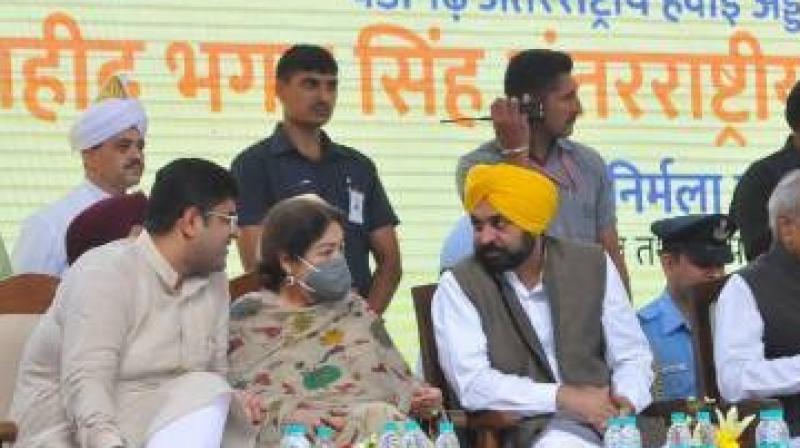 Kiran Kher cleared the viral video of wearing a mask in front of CM Bhagwant Maan Kiran Kher cleared the viral video of wearing a mask in front of CM Bhagwant Maan