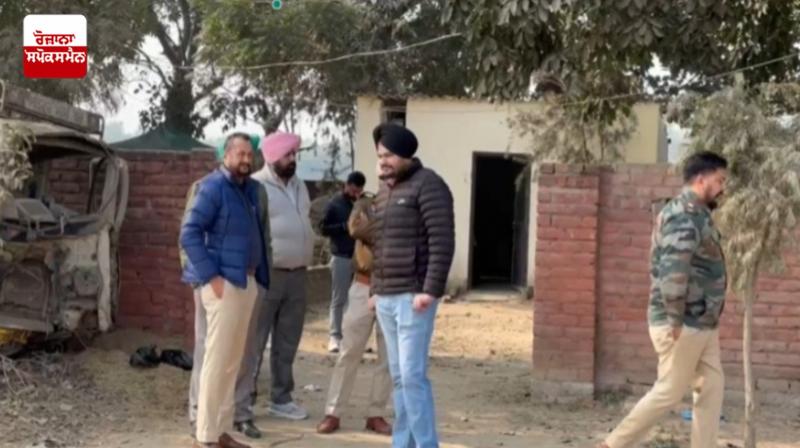 ਪੁਲਿਸ ਮੁਲਾਜ਼ਮ ਕਾਰਵਾਈ ਕਰਦੇ ਹੋਏ ਪੁਲਿਸ ਮੁਲਾਜ਼ਮ ਕਾਰਵਾਈ ਕਰਦੇ ਹੋਏ