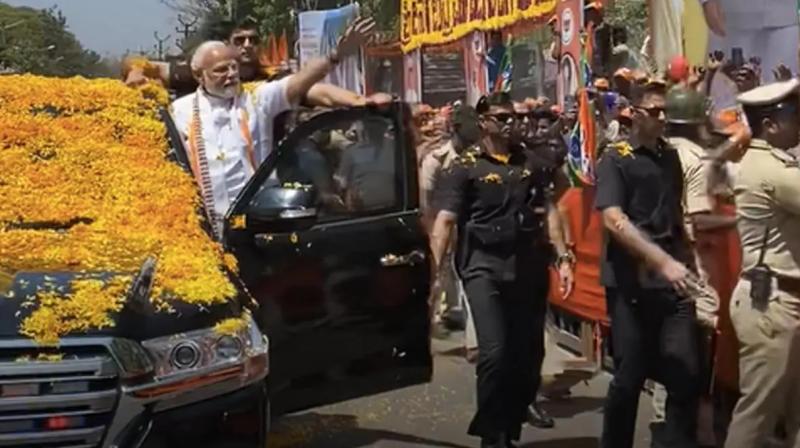 PM Modi's road show in the stronghold of Congress-JDS, people showered flowers PM Modi's road show in the stronghold of Congress-JDS, people showered flowers