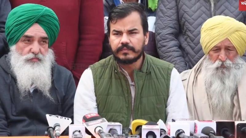 ਕਿਸਾਨ ਪੱਤਰਕਾਰਾਂ ਨਾਲ ਗੱਲਬਾਤ ਕਰਦੇ ਹੋਏ ਕਿਸਾਨ ਪੱਤਰਕਾਰਾਂ ਨਾਲ ਗੱਲਬਾਤ ਕਰਦੇ ਹੋਏ