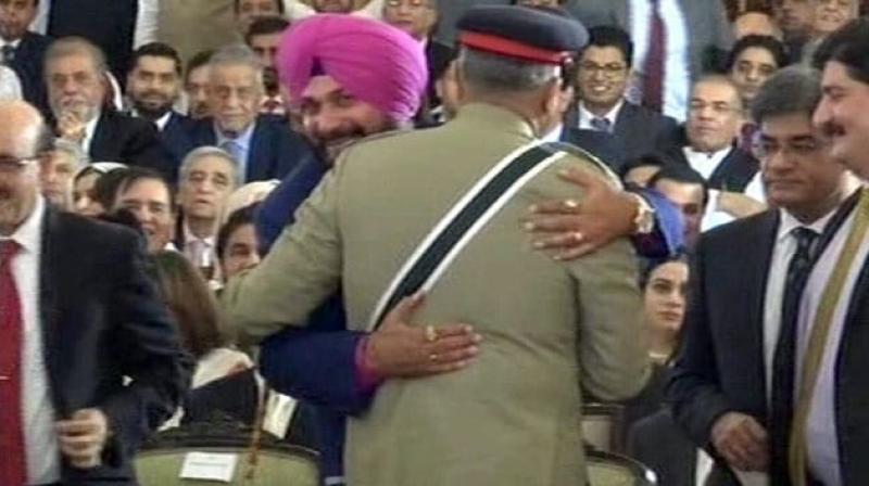 Navjot Sidhu Hugging Pakistan's Army Chief Navjot Sidhu Hugging Pakistan's Army Chief