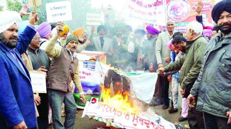 Ex-servicemen burnt the effigy of the Pakistan government and Slogans against pakistan