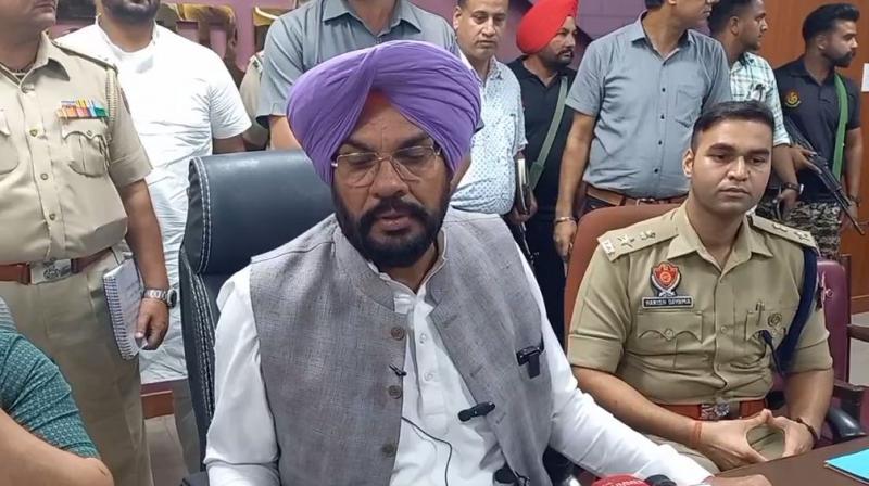 ਕੈਬਨਿਟ ਮੰਤਰੀ ਧਾਲੀਵਾਲ ਭਾਰਤੀ ਬੱਚਿਆਂ ਦੀ ਵਾਪਸੀ ਨੂੰ ਲੈ ਕੇ ਬਿਆਨ ਦਿੰਦੇ ਹੋਏ ਕੈਬਨਿਟ ਮੰਤਰੀ ਧਾਲੀਵਾਲ ਭਾਰਤੀ ਬੱਚਿਆਂ ਦੀ ਵਾਪਸੀ ਨੂੰ ਲੈ ਕੇ ਬਿਆਨ ਦਿੰਦੇ ਹੋਏ