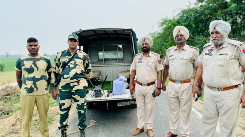 ਪੁਲਿਸ ਅਤੇ BSF ਕਾਰਵਾਈ ਕਰਦੇ ਹੋਏ ਪੁਲਿਸ ਅਤੇ BSF ਕਾਰਵਾਈ ਕਰਦੇ ਹੋਏ