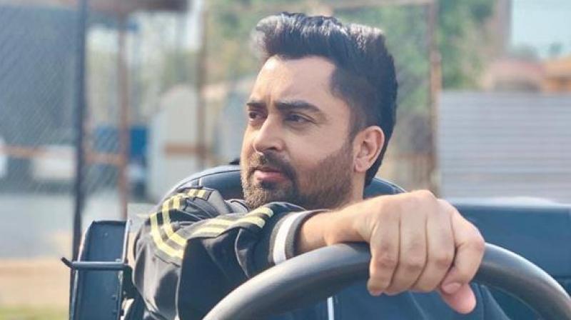 Watch the viral video of sharry mann taking in english
