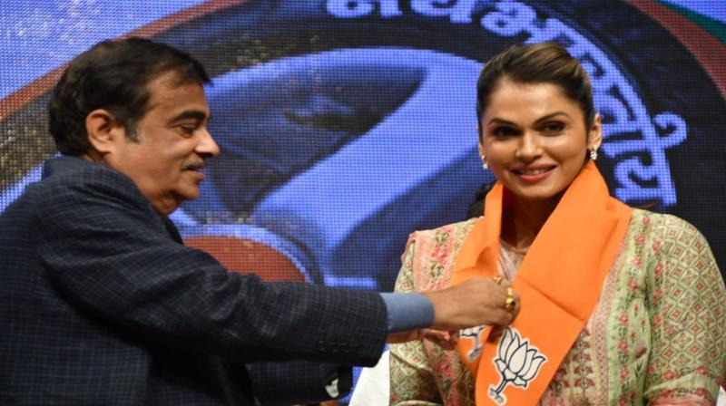Nitin Gadkari welcomed Bollywood actor Esha Kopikar while joining BJP. Nitin Gadkari welcomed Bollywood actor Esha Kopikar while joining BJP.