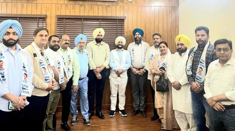 Today again a large number of councilors left the Congress and joined AAP Today again a large number of councilors left the Congress and joined AAP