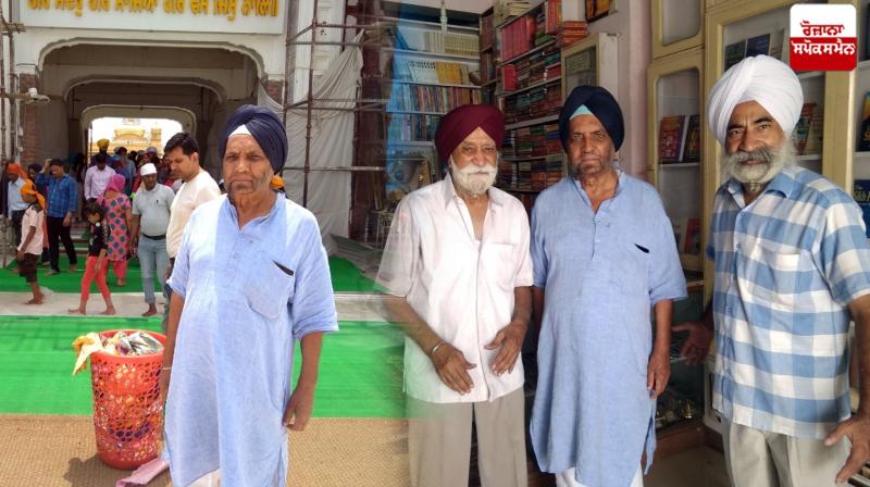 These are Joginder Singh Spokesman standing in front of the priests These are Joginder Singh Spokesman standing in front of the priests