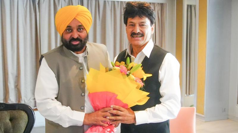 Swaran Salaria Joins AAP Swaran Salaria Joins AAP
