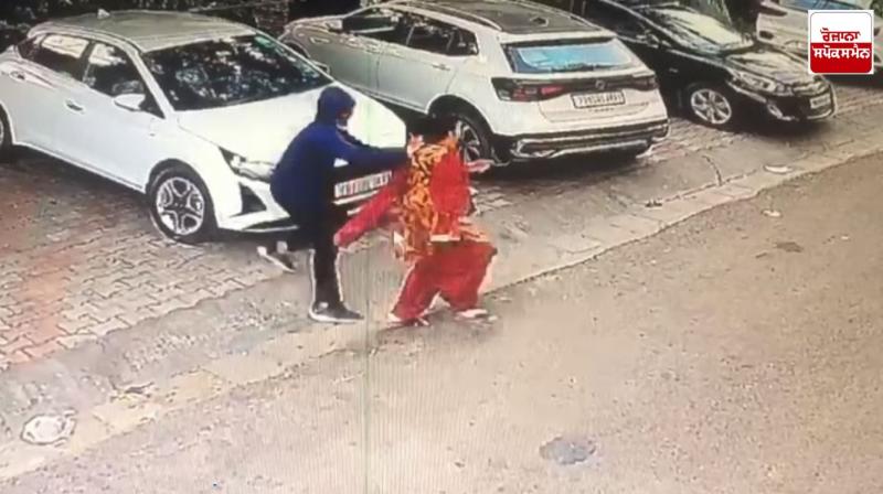 Robbery with NRI woman in Mohali: The robber escaped by pulling two and a half tola gold chain Robbery with NRI woman in Mohali: The robber escaped by pulling two and a half tola gold chain