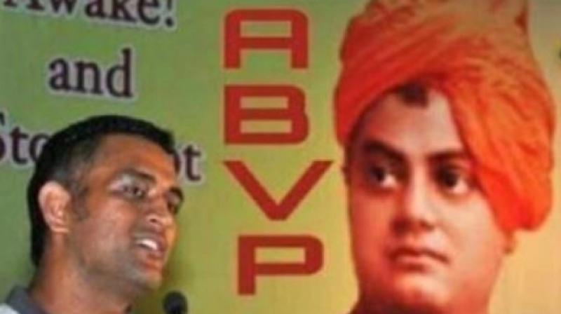 MS dhoni in abvp function on swami vivekananda viral photo fact check MS dhoni in abvp function on swami vivekananda viral photo fact check