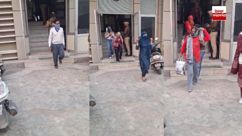 The business of prostitution was going on in the hotel, the police raided and detained many couples The business of prostitution was going on in the hotel, the police raided and detained many couples
