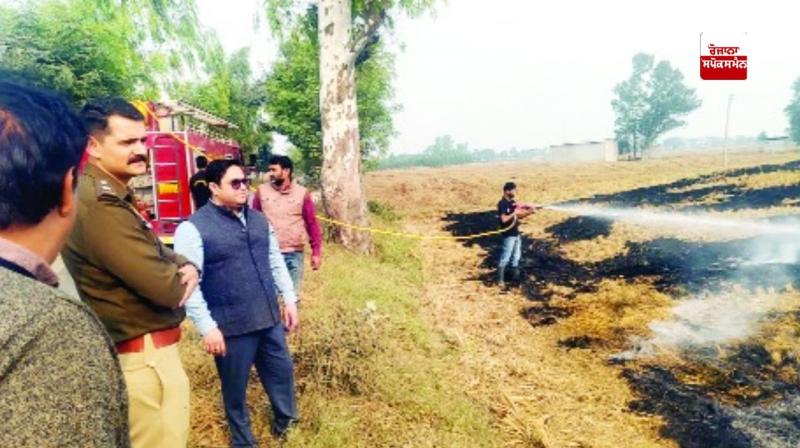 The Deputy Commissioner and the District Police Chief reached the fields and extinguished the stubble fire themselves The Deputy Commissioner and the District Police Chief reached the fields and extinguished the stubble fire themselves