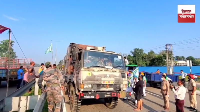 Farmers stopped army vehicles in Jalandhar Farmers stopped army vehicles in Jalandhar