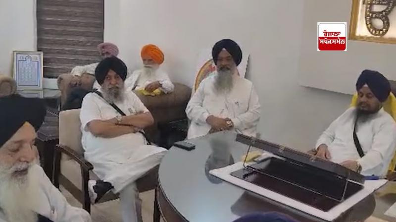 ਗਿਆਨੀ ਹਰਪ੍ਰੀਤ ਸਿੰਘ ਦੇ ਘਰ ਸੁਧਾਰ ਲਹਿਰ ਦੇ ਆਗੂ ਮੀਟਿੰਗ ਕਰਦੇ ਹੋਏ ਗਿਆਨੀ ਹਰਪ੍ਰੀਤ ਸਿੰਘ ਦੇ ਘਰ ਸੁਧਾਰ ਲਹਿਰ ਦੇ ਆਗੂ ਮੀਟਿੰਗ ਕਰਦੇ ਹੋਏ
