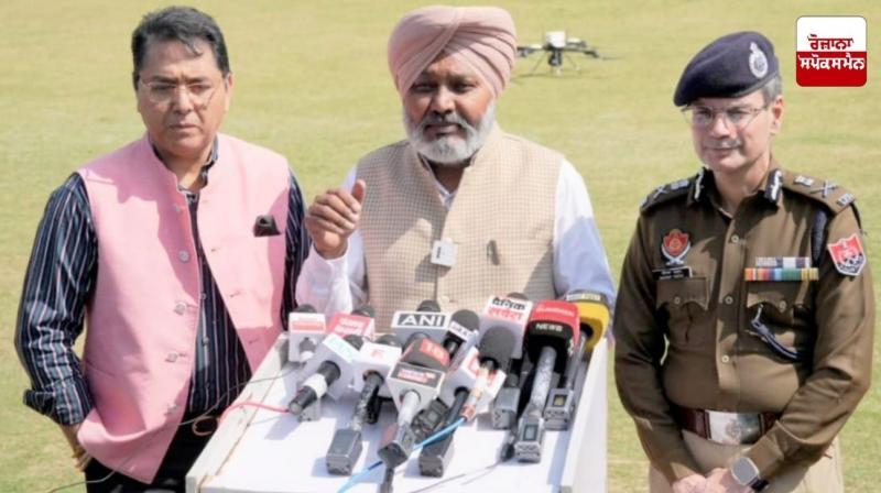 ਪੱਤਰਕਾਰਾਂ ਨਾਲ ਗੱਲਬਾਤ ਕਰਦੇ ਹੋਏ ਕੈਬਨਿਟ ਮੰਤਰੀ ਹਰਪਾਲ ਸਿੰਘ ਚੀਮਾ ਪੱਤਰਕਾਰਾਂ ਨਾਲ ਗੱਲਬਾਤ ਕਰਦੇ ਹੋਏ ਕੈਬਨਿਟ ਮੰਤਰੀ ਹਰਪਾਲ ਸਿੰਘ ਚੀਮਾ