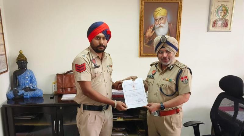 PUNJAB POLICE’S HEAD CONSTABLE HONOURED FOR SAVING DOG PUNJAB POLICE’S HEAD CONSTABLE HONOURED FOR SAVING DOG