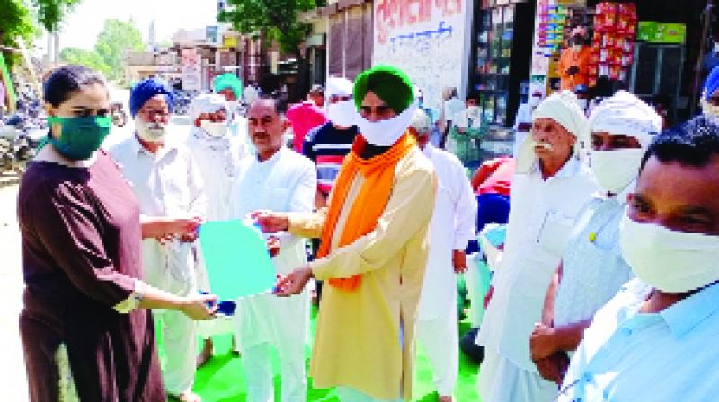 ਕਿਸਾਨ ਨੇਤਾ ਸਾਹਿਬ ਸਿੰਘ ਸੰਧੂ ਤੇ ਇਲਾਕੇ ਦੇ ਕਿਸਾਨ ਪੰਚਾਇਤ ਅਫ਼ਸਰ ਨੂੰ ਮੰਗ ਪੱਤਰ ਦਿੰਦੇ ਹੋਏ । ਕਿਸਾਨ ਨੇਤਾ ਸਾਹਿਬ ਸਿੰਘ ਸੰਧੂ ਤੇ ਇਲਾਕੇ ਦੇ ਕਿਸਾਨ ਪੰਚਾਇਤ ਅਫ਼ਸਰ ਨੂੰ ਮੰਗ ਪੱਤਰ ਦਿੰਦੇ ਹੋਏ ।