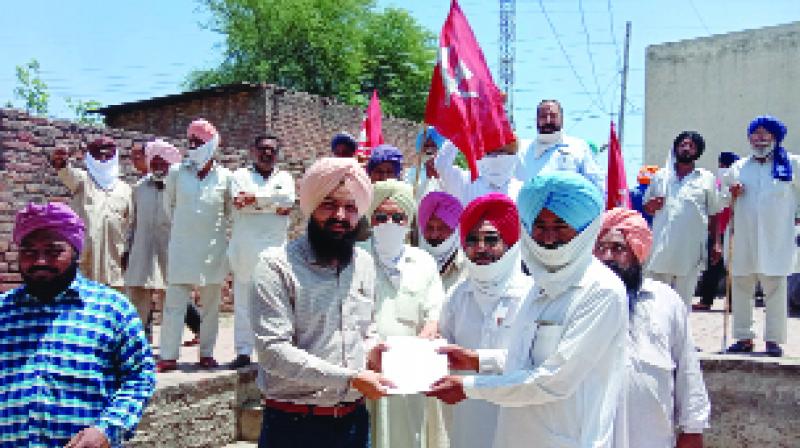 ਪਾਵਰਕਾਮ ਐਸਡੀਓ ਬਨੂੜ ਨੂੰ ਮੰਗ ਪੱਤਰ ਦਿੰਦੇ ਹੋਏ ਕਿਸਾਨ। ਪਾਵਰਕਾਮ ਐਸਡੀਓ ਬਨੂੜ ਨੂੰ ਮੰਗ ਪੱਤਰ ਦਿੰਦੇ ਹੋਏ ਕਿਸਾਨ।
