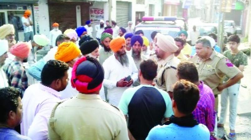 DSP Samrala Talking to farmers