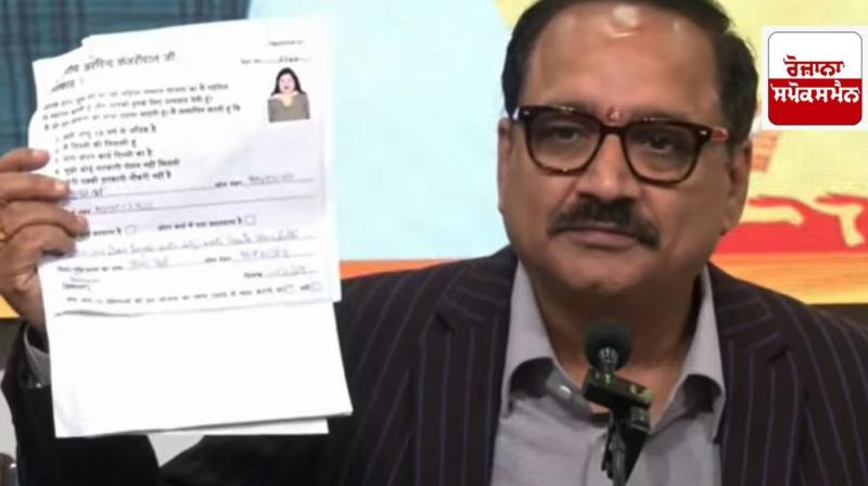 30 thousand forms of Chief Minister Mahila Samman Yojana found near a junkyard in Delhi: BJP 30 thousand forms of Chief Minister Mahila Samman Yojana found near a junkyard in Delhi: BJP