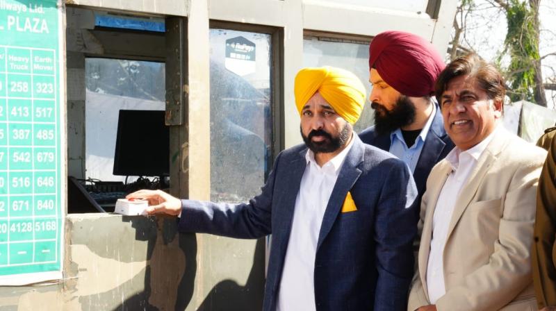 Chief Minister shut down three more toll plazas of Punjab Chief Minister shut down three more toll plazas of Punjab
