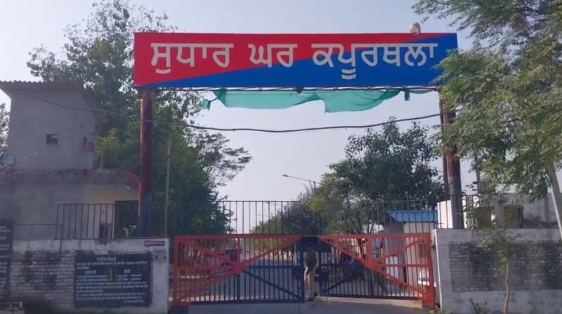 3 mobile phones, 1 SIM card, 2 batteries were recovered from Kapurthala Central Jail during the search 3 mobile phones, 1 SIM card, 2 batteries were recovered from Kapurthala Central Jail during the search