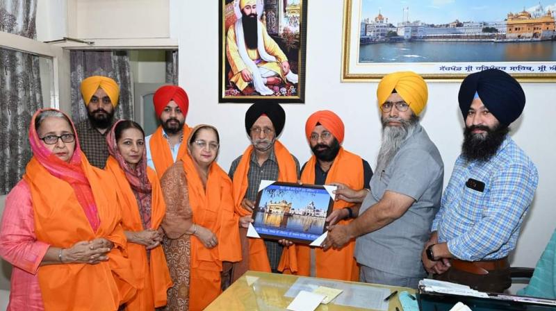 Ranjit Singh, a resident of Kanpur, gave 9 lakh 50 thousand rupees for Sachkhand Sri Harmandir Sahib. Ranjit Singh, a resident of Kanpur, gave 9 lakh 50 thousand rupees for Sachkhand Sri Harmandir Sahib.