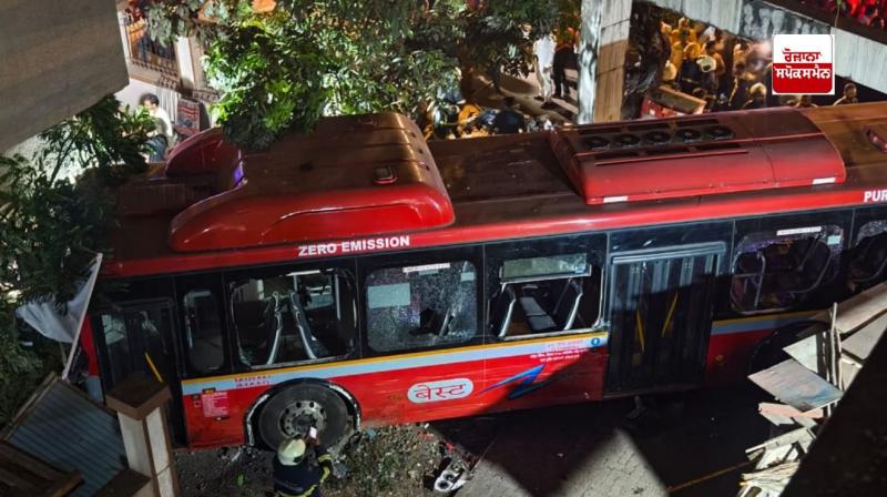 Bus hits pedestrians and vehicles in Mumbai, 3 killed, 22 injured Bus hits pedestrians and vehicles in Mumbai, 3 killed, 22 injured