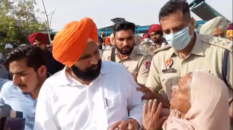 Opposition of MLA at the cremation of both the girls in village Sekha Khurd Opposition of MLA at the cremation of both the girls in village Sekha Khurd