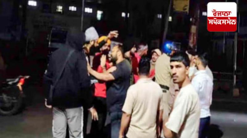 Clash between youth and Sikh devotees in Srinagar Clash between youth and Sikh devotees in Srinagar